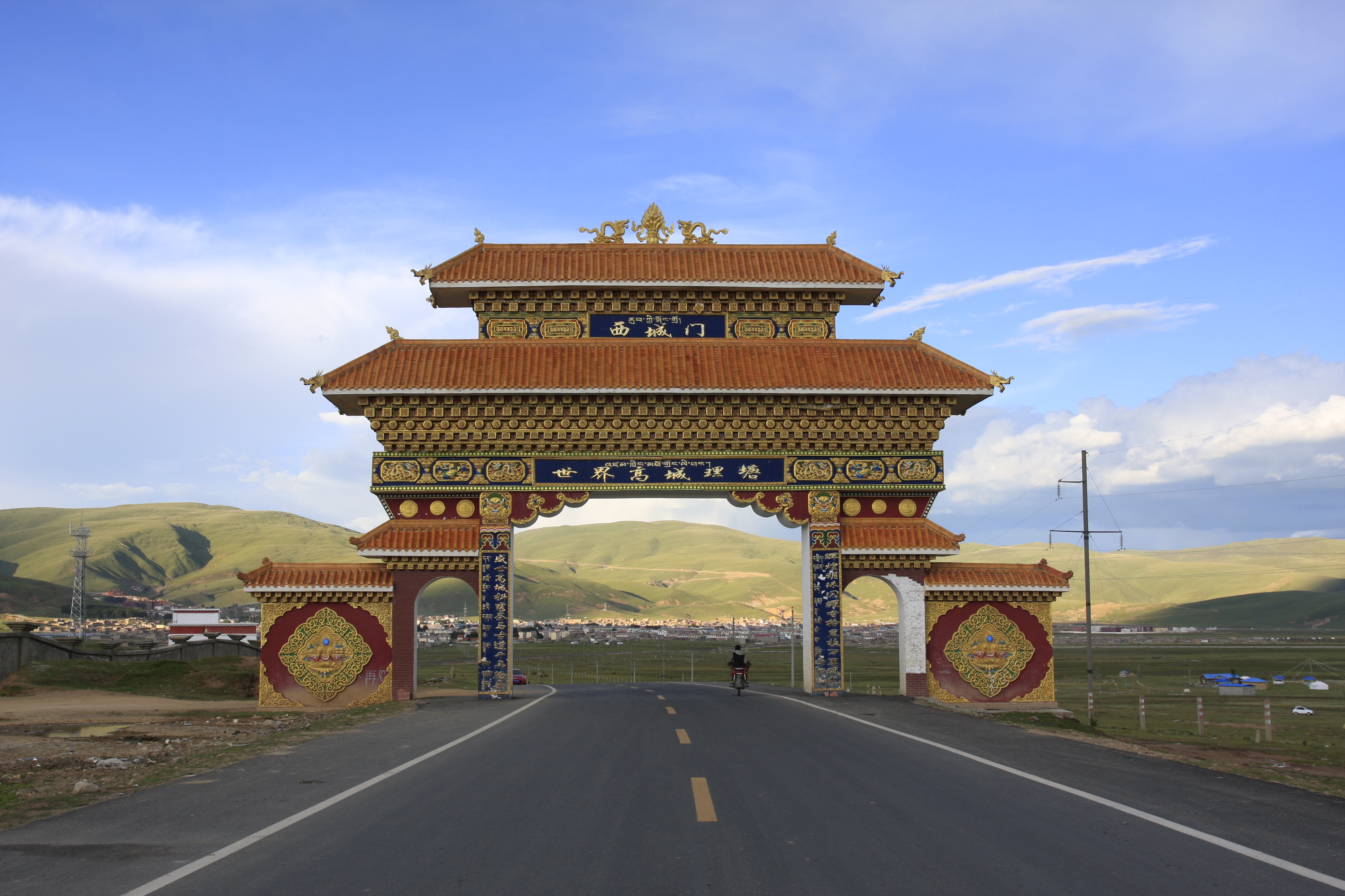 G318線東海路修建中保留當地民族建筑